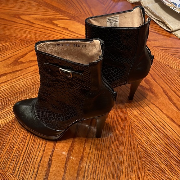 Miguzzi heel boots. Black Snakeskin design. Size 39 - Picture 5 of 6